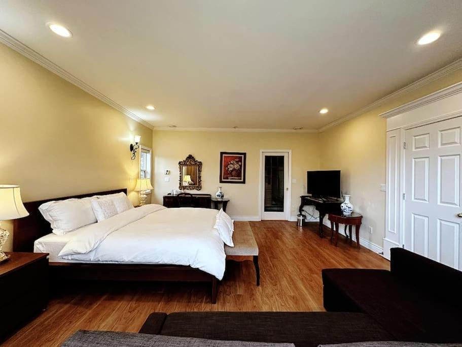 Super Cosy 8bed & 6bath In Heart Near To Airport And Downtown Villa
